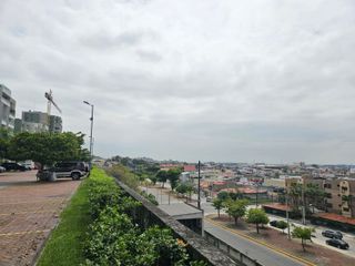 Venta de departamento con Vista Panorámica desde un cerro de 80 metros junto al Colegio San José frente a la urbanización Álamos Norte en Guayaquilegio San José La Salle, frente a la urbanización Los álamos Norte