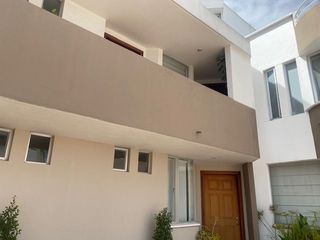 DEPARTAMENTO DUPLEX EN VENTA SECTOR EMBAJADA AMERICANA 3 DORMITORIOS