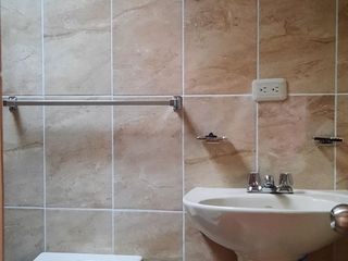 LA CASA QUE ESPERABAS!!! CON ÁREA VERDE, CALLE LOS ZANCOS. CUENCA  $128.000