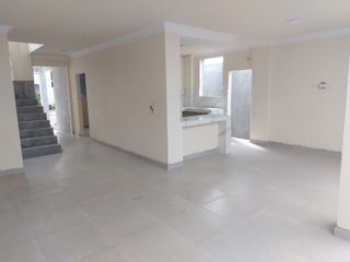 Foto 2 de Casa de venta en la Urb. San Antonio, Vía a Samborondón, 4 dormitorios.