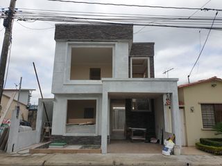 Foto 1 de Casa de venta en la Urb. San Antonio, Vía a Samborondón, 4 dormitorios.