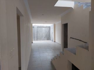 Foto 4 de Casa de venta en la Urb. San Antonio, Vía a Samborondón, 4 dormitorios.