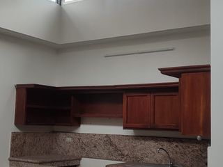 Foto 1 de Venta de casa grande con uso de suelo comercial, Kennedy Norte, Guayaquil
