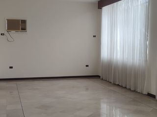 Foto 5 de Venta de casa grande con uso de suelo comercial, Kennedy Norte, Guayaquil