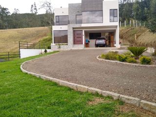 Foto 1 de Casa de cuatro habitaciones-Tarqui