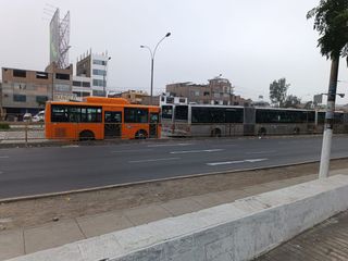 SE VENDE CASA COMO  TERRENO A MEDIA CUADRA DE LA ESTACION DE NARANJAL