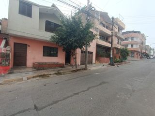 SE VENDE CASA COMO  TERRENO A MEDIA CUADRA DE LA ESTACION DE NARANJAL