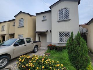 Foto 1 de En alquiler hermosa y espaciosa casa en La Rioja, primeras etapas. Av. León Frebes Cordero