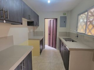 Foto 23 de En alquiler hermosa y espaciosa casa en La Rioja, primeras etapas. Av. León Frebes Cordero