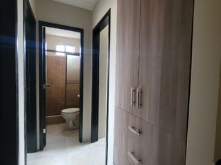 Foto 27 de En alquiler hermosa y espaciosa casa en La Rioja, primeras etapas. Av. León Frebes Cordero