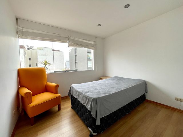 SE VENDE TRIPLEX EN MIRAFLORES AMOBALDO Y EQUIPADO