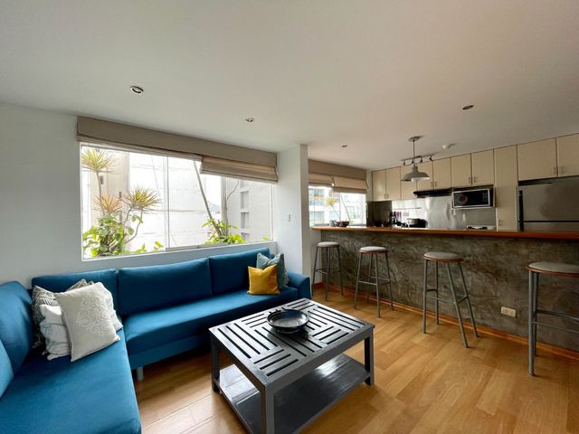 SE VENDE TRIPLEX EN MIRAFLORES AMOBALDO Y EQUIPADO