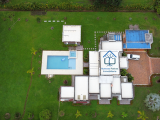 Vive en el lujo con esta impresionante propiedad con piscina en el exclusivo condominio de Santa Teresita