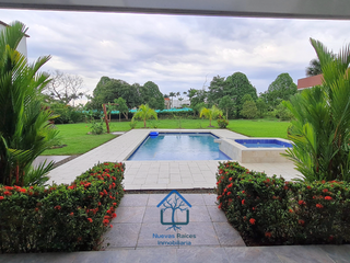 Vive en el lujo con esta impresionante propiedad con piscina en el exclusivo condominio de Santa Teresita