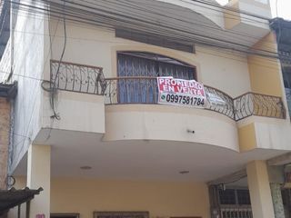 Foto 1 de casa rentera de dos pisos con terraza