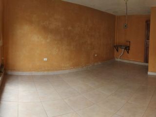 Foto 4 de Casa ESQUINERA en venta, es  RENTERA tiene 3 departamentos, 3 locales coemrciales, Sector Martha Bucaram, Sur de Quito, Ecuador