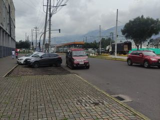 Foto 2 de Arriendo terreno comercial de 2,500 m2 en una avenida principal de Quiitumbe