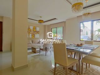 Apartamento Amoblado de 2 Habitaciones en Planta Baja en Urb. La Riviera con Patio y Muebles de diseñadora
