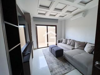 Apartamento Amoblado de 2 Habitaciones en Planta Baja en Urb. La Riviera con Patio y Muebles de diseñadora