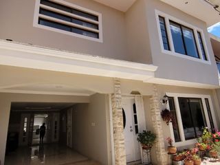 Foto 1 de Amplia Casa en Venta, Sector Colegio Borja, Cuenca