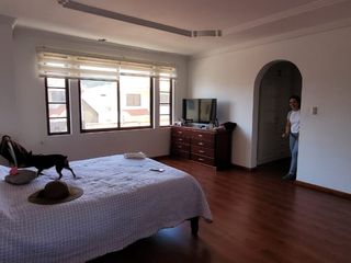 Foto 16 de Amplia Casa en Venta, Sector Colegio Borja, Cuenca
