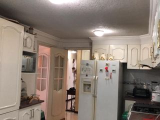 Foto 8 de VENDO CASA ESQUINERA CON AMPLIOS ESPACIOS EN LA URBANIZACION EL CONDADO 496 METROS DE CONSTRUCCION