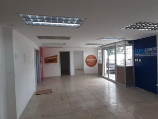 Foto 5 de casa vendo  con ubicación comercial