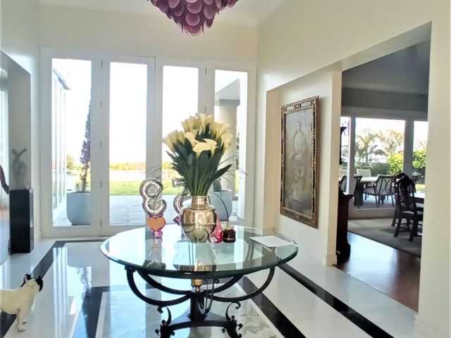 VENTA HERMOSA CASA CASI NUEVA EN CASUARINAS SURCO CON PISCINA Y TERRAZA