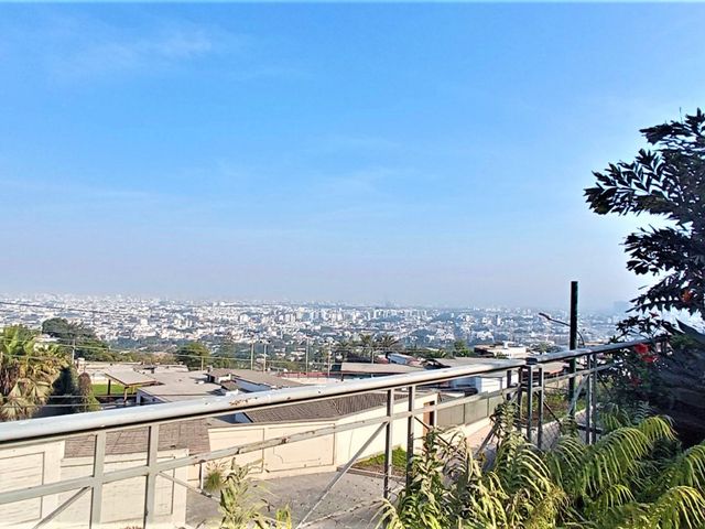 VENTA HERMOSA CASA CASI NUEVA EN CASUARINAS SURCO CON PISCINA Y TERRAZA
