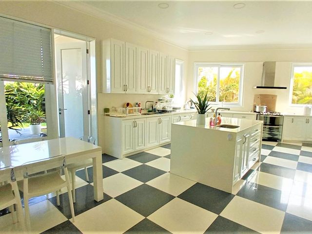 VENTA HERMOSA CASA CASI NUEVA EN CASUARINAS SURCO CON PISCINA Y TERRAZA