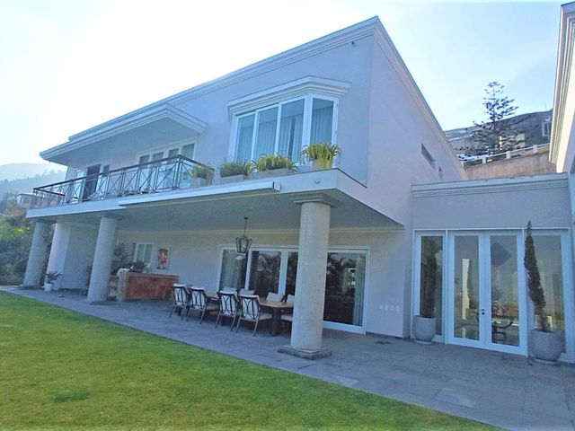 VENTA HERMOSA CASA CASI NUEVA EN CASUARINAS SURCO CON PISCINA Y TERRAZA