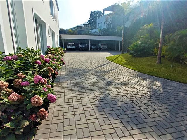 VENTA HERMOSA CASA CASI NUEVA EN CASUARINAS SURCO CON PISCINA Y TERRAZA