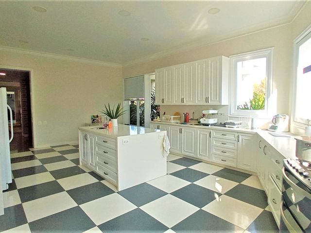 VENTA HERMOSA CASA CASI NUEVA EN CASUARINAS SURCO CON PISCINA Y TERRAZA