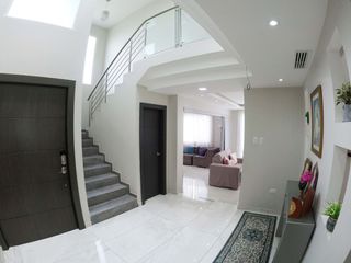 Foto 2 de C104 - Venta Casa en Bellavista 5 dormitorios moderna - Norte Guayaquil