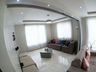 Foto 3 de C104 - Venta Casa en Bellavista 5 dormitorios moderna - Norte Guayaquil