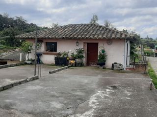 Foto 3 de CHECA, vendo terreno 800m, con casa y local comercial, servicios básicos
