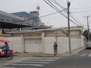 Venta de casa esquinera en Mirtos 902 e Higueras en Urdesa Guayaquil, importante corredor comercial.