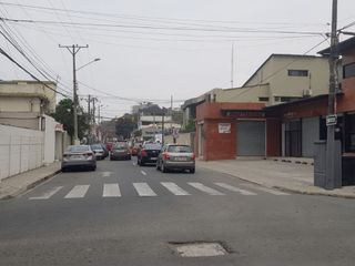 Venta de casa esquinera en Mirtos 902 e Higueras en Urdesa Guayaquil, importante corredor comercial.