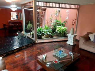 Venta de Hermosa casa en San Borja de 376 m2 con linda terraza y  jardín.