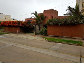 Venta de Hermosa casa en San Borja de 376 m2 con linda terraza y  jardín.
