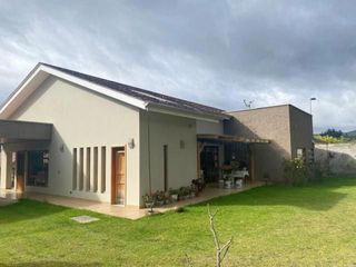 Foto 17 de Flamante villa en venta de una planta Urb. Privada Challuabamba con 1.260m2T