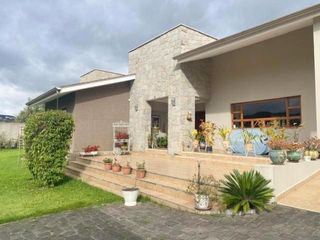 Foto 1 de Flamante villa en venta de una planta Urb. Privada Challuabamba con 1.260m2T