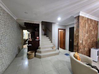 Foto 2 de Ciudad Colon, Venta de linda casa 4 Dormitorios con Piscina