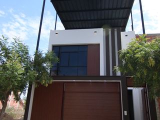 Foto 1 de LINDA CASA DE DOS PISOS CON AZOTEA EN VENTA - URB. BOULEVARD PARK PLAZA -CASTILLA-PIURA