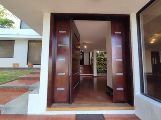 Casa en Venta $450.000 / Arriendo $2.000 - Cumbayá Miravalle 2 Urbanizacion Cerrada, Independiente