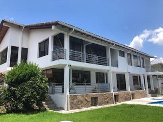 Foto 2 de VENDO CASA CON PISCINA EN URB. PRIVADA CUMBAYA (Sector Colegio Menor)
