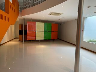 Local Comercial - Seguridad y Parqueaderos