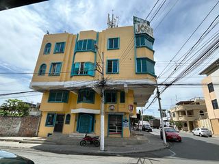 Foto 1 de EDIFICIO RENTERO ESQUINERO EN VENTA EN EL CENTRO DE MANTA ECUADOR