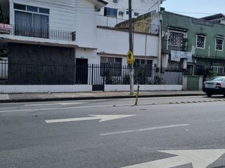 Casa en Venta en el Centro de Guayaquil, Sector Comercial,  4 Habitaciones,  2 Baños, Terraza,  Garaje.