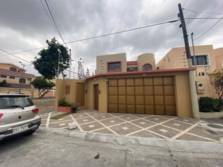 Se vende casa esquinera en La Garzota etapa II